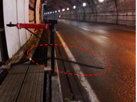 長野自動車道の塩嶺トンネル内で管路材が走行車線上にはみだす事象が発生 画像