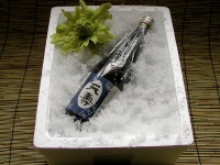 由利高原鉄道、鳥海山の残雪で雪詰めにした日本酒セットを限定発売 画像