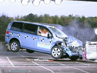 【自動車アセスメント2004】今年もオフセット衝突実験を公開 画像