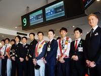 日本航空、男性スタッフのみで運航する「こいのぼりフライト」を実施 画像