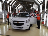GM、インドネシア新工場を稼働…小型MPVがラインオフ 画像