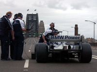 ウェーバー、F1マシンでシドニー・ハーバー・ブリッジを走行 画像