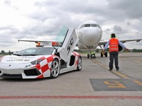 世界最速の空港誘導車、イタリアに登場…ランボルギーニ アヴェンタドール 画像