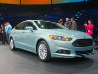 【NHTSA】フォードのPHV、フュージョン 新型…最高の衝突安全性評価 画像
