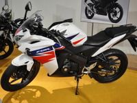 ホンダ、CBR125R 発表…スーパースポーツをイメージした本格派モデル 画像