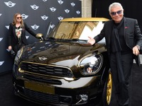 MINI ペースマンに黒と金のワンオフモデル…エイズ撲滅チャリティへ 画像
