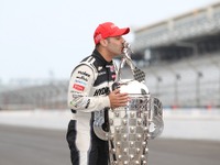 【INDYCAR 第5戦】トニー・カナーン、ボーグ・ワーナー・トロフィーにキス 画像
