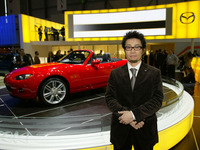 【ジュネーブモーターショー05】マツダ ロードスター …デザイナー中牟田氏 画像