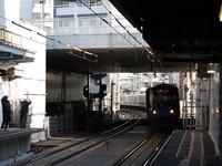 西武、椎名町駅で列車とホームが接触…レールがずれる 画像