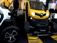 ルノーの超小型EV、トゥイジーにF1コンセプト…ベッテル選手がテスト［動画］ 画像
