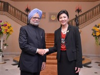 インドのシン首相が訪タイ、インラク首相と会談 画像