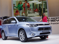 三菱 アウトランダーPHEV、8月下旬をめどに生産再開 画像