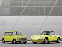 MINI、ポルシェ 911 のデビュー50周年を祝う 画像