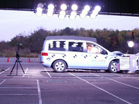 【自動車アセスメント2004】写真蔵…衝撃で吹っ飛ぶ ラフェスタ 画像