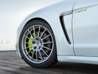 ミシュラン パイロット スーパースポーツ、ポルシェ パナメーラ に純正装着 画像