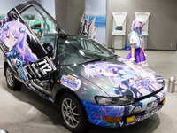 アニメ「超次元ゲイム ネプテューヌ」の公式痛車はなんと トヨタ セラ 画像