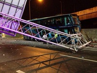 ２階建てバス衝突で道路標識倒れる　ドンムアン空港前 画像