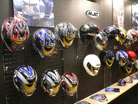 【東京モーターサイクルショー05】ヘルメットも花盛り 画像