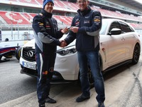 インフィニティ、ベッテル選手に誕生日プレゼント…FX ベッテルエディション 画像