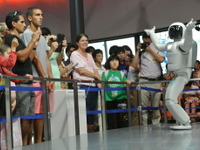 ホンダ ASIMO、未来館で実証実験開始…来場者の反応を自ら判断して行動 画像