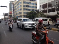 カンボジアの深刻な道路事情 画像