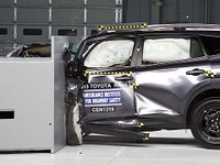 【IIHS衝突安全】トヨタ RAV4 新型、新スモールオーバーラップテストで最低評価 画像