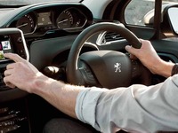 【プジョー 208 GTi 発売】プジョー初の本格的ビルトイン型ナビを採用 画像