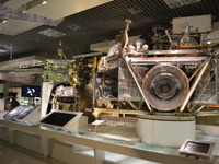 イトカワ微粒子と合わせて見たい 科学博物館宇宙展示 復元された宇宙実験・観測フリーフライヤ『SFU』 画像