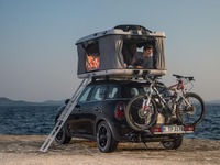 MINI クロスオーバー にキャンプコンセプト…屋根上にテント 画像