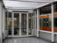 旧万世橋駅、ホーム上のガラス空間…走る中央線E233系との距離わずか1m 画像