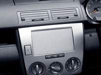 【マツダ デミオ 改良】オーディオレスでカーナビ選択もより自由に 画像