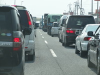 【新聞ウォッチ】お盆のUターンピーク、関越・高坂SA 35キロ、東名・大和トンネル30キロ渋滞予想 画像