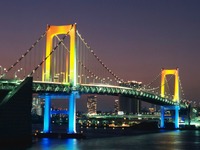 【新聞ウォッチ】開通20周年のレインボーブリッジ、“虹の架け橋”にライトアップ 画像