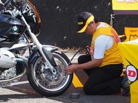 ダンロップモーターサイクル、全国5会場で二輪車用タイヤの安全点検を実施 画像