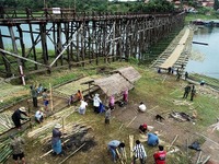 崩落したタイ一長い木橋、隣に臨時の竹橋完成 画像