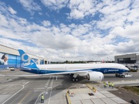 ボーイング、787-9型初号機がロールアウト、今夏終わりまでに初フライトへ 画像
