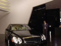 【上海モーターショー05】展示会場で手付けをポン 画像