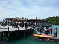 サメット島の違法営業バンガロー３軒、当局が解体 画像
