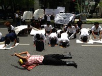 タイ南部の天然ゴム農家が幹線道路封鎖、警官隊と衝突 画像