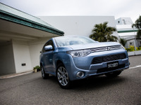 【三菱 アウトランダーPHEV 試乗】燃費セーブに加え、制御と走りも向上…片岡英明 画像