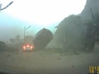 台湾で土石流による落石事故、危機一髪…瞬間映像［動画］ 画像