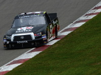 【NASCARキャンピングワールド 第14戦】13年ぶりのロードコース戦は波乱の幕切れ、ハッケンブラートが2位 画像