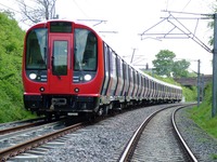 ロンドン地下鉄サークル線に初の冷房車登場 画像