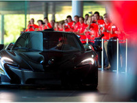 新型スーパーカー P1、バトン選手とともに登場…マクラーレン創立50周年セレモニー 画像