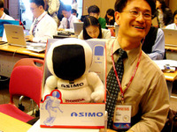 【ソウルモーターショー05】ホンダの記者会見で ASIMO をゲット 画像