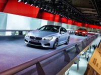 【フランクフルトモーターショー13】BMWがホール内を猛スピードで周回中［動画］ 画像