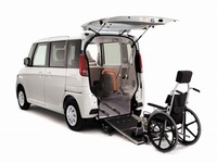 【国際福祉機器展13】マツダ、フレアワゴン ベースのスロープ式車いす移動車などを出品 画像
