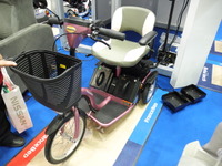 【福祉機器展13】フランスベッド、三輪電動車いすを来春発売 画像