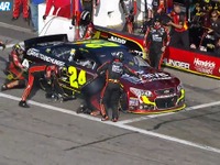 【NASCAR】ゴードン、ピットボックス内の違反でリード失う［動画］ 画像