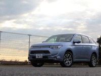 【三菱 アウトランダーPHEV 試乗】高品位な走りと非常電源機能は選ぶ価値あり…津々見友彦 画像